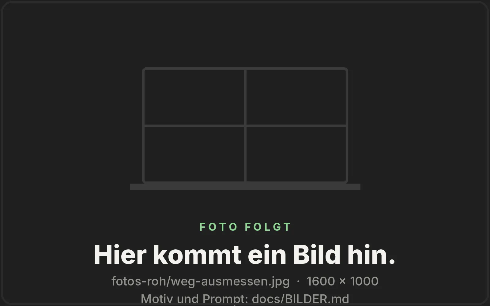 Ein Biber misst mit dem Zollstock eine Balkontür aus