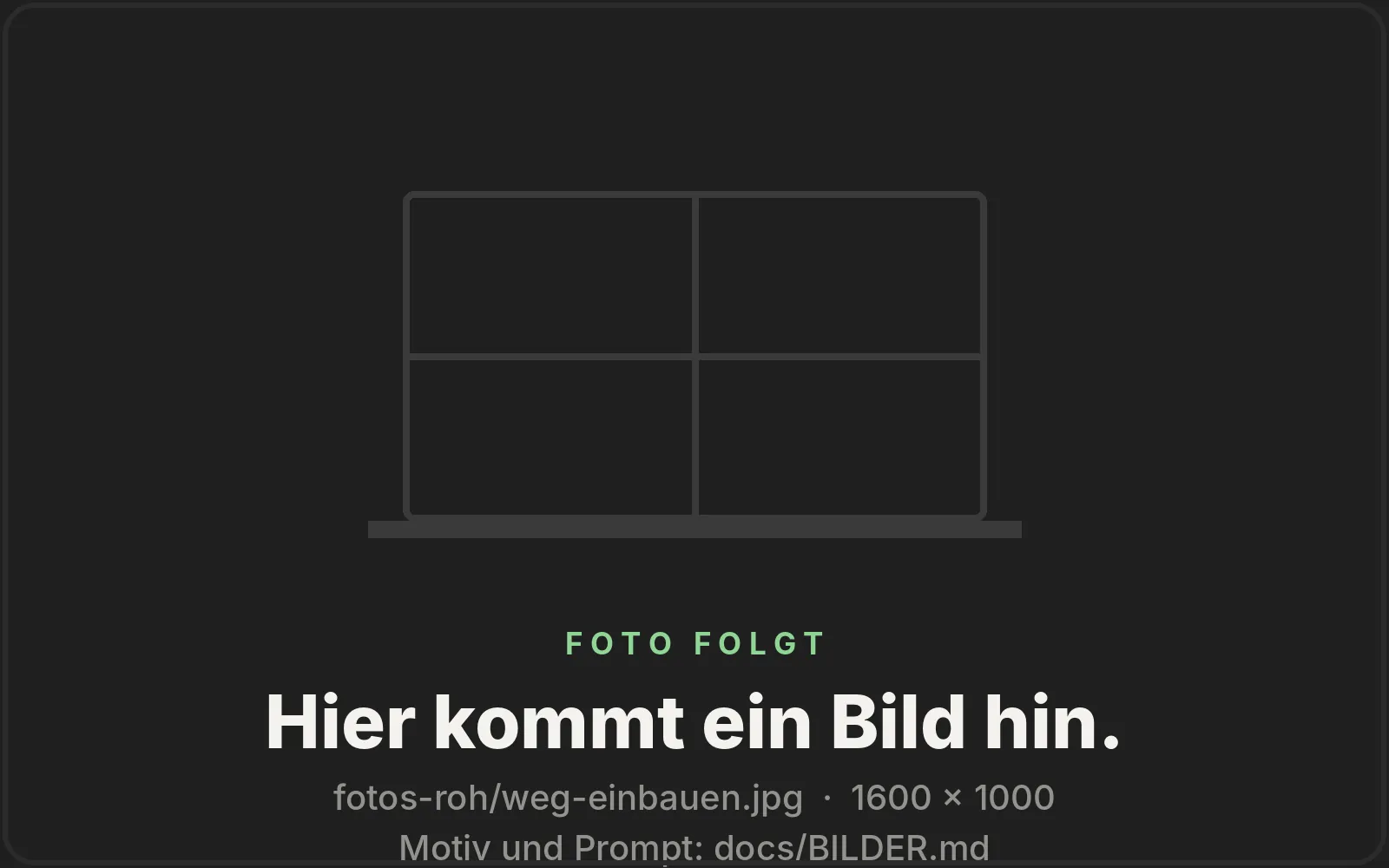 Ein Bär in Arbeitskleidung setzt ein Fenster in die Maueröffnung